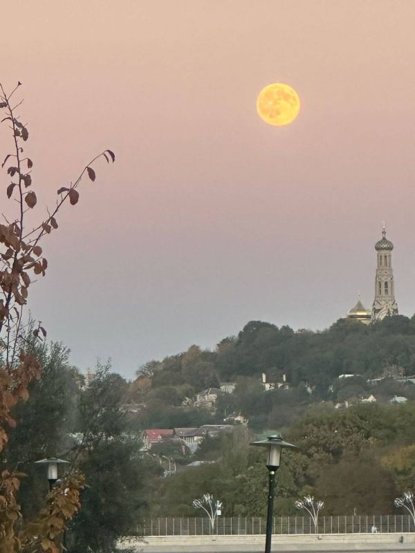 Россия наблюдает суперлуние: делитесь вашими фотографиями! Россия наблюдает суперлуние: делитесь вашими фотографиями!