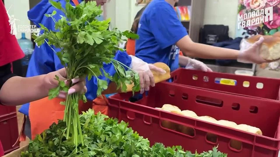 Тысячи порций помощи: волонтёры-молодогвардейцы работают в Мариуполе