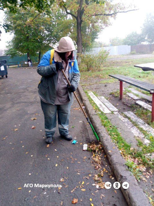 Мариупольские коммунальщики провели уборку во дворах и подъездах многоквартирных домов Мариупольские коммунальщики провели уборку во дворах и подъездах многоквартирных домов