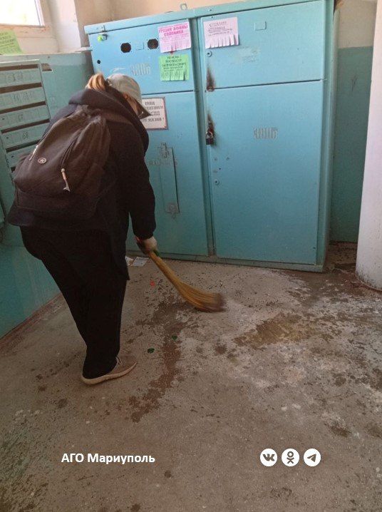 Мариупольские коммунальщики провели уборку во дворах и подъездах многоквартирных домов Мариупольские коммунальщики провели уборку во дворах и подъездах многоквартирных домов