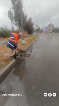 В Мариуполе коммунальщики активизировали работу по расчистке ливневой канализации