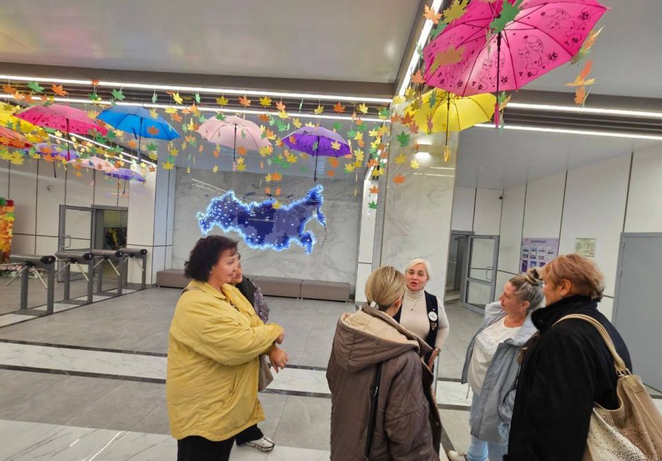 09 октября активистки женского движения партии «Единая Россия», педагоги из г.Челябинска и м.о.Ясиноватая, посетили знаменитую мариупольскую школу, носящую гордое имя «Невская» 09 октября активистки женского движения партии «Единая Россия», педагоги из г.Челябинска и м.о.Ясиноватая, посетили знаменитую мариупольскую школу, носящую гордое имя «Невская»