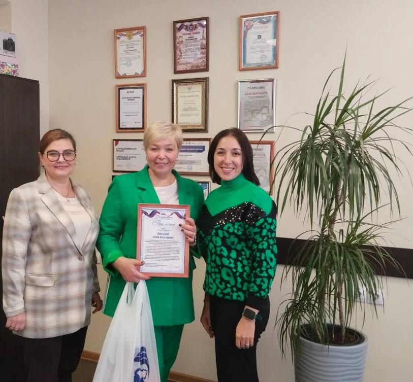 Партийный проект Женское движение Единой России в ДНР продолжает поздравлять наших учителей с профессиональным праздником Партийный проект Женское движение Единой России в ДНР продолжает поздравлять наших учителей с профессиональным праздником