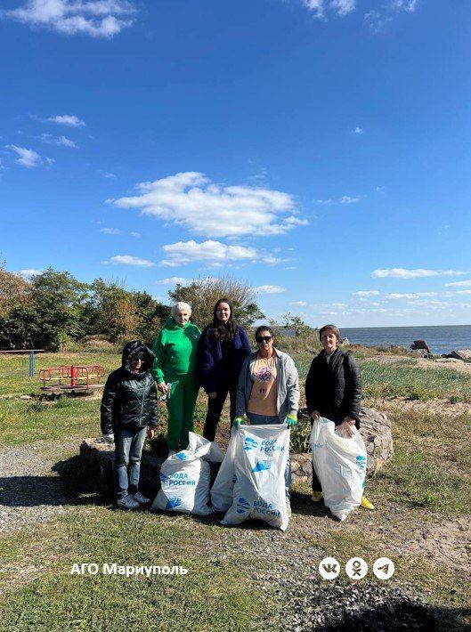 Мариупольские эко-активисты благоустроили прибрежную зону в Приморском районе