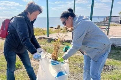 В Приморском районе Мариуполя прошел субботник по уборке прибрежной зоны