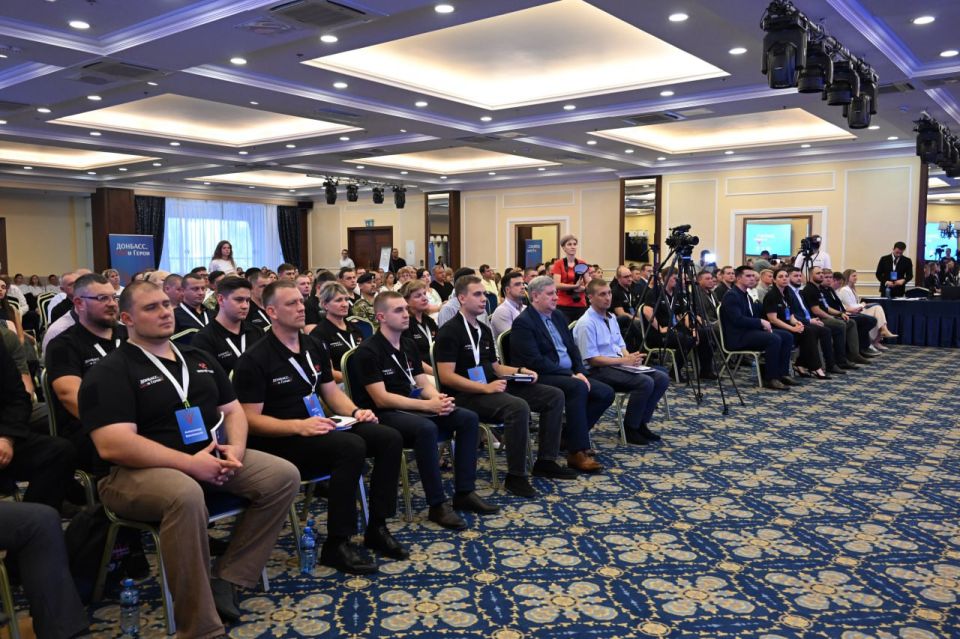 Денис Пушилин: Будем привлекать финалистов кадрового конкурса для участников спецоперации «Донбасс. СВОи Герои» к работе по мирному восстановлению Республики