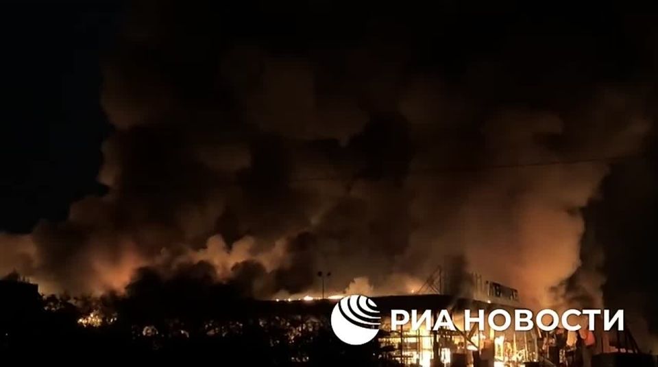 Торговый центр "Сигма" на автотрассе "Славянск - Донецк - Мариуполь" загорелся после атаки дронов ВСУ, сообщает представительство ДНР в СЦКК