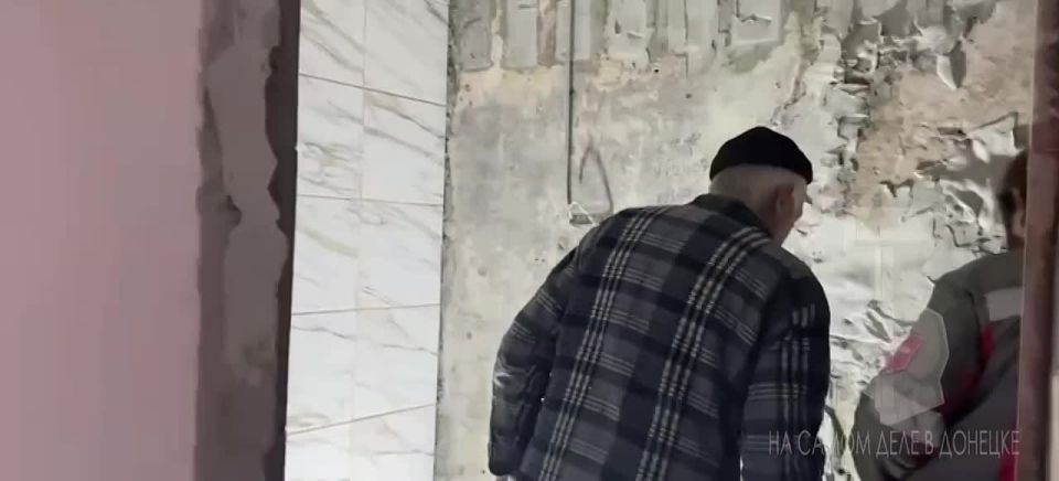 Санкт-Петербург помог заслуженной учительнице из Мариуполя вернуться в отремонтированную квартиру