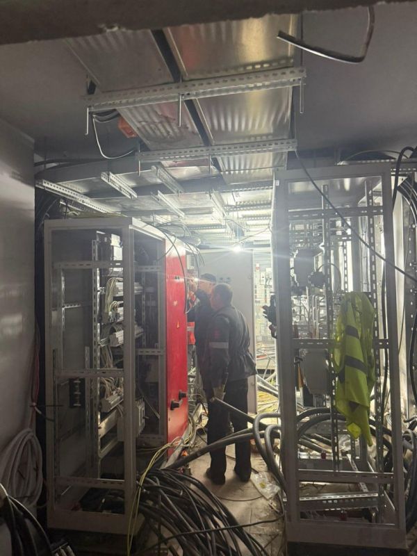 Петербургские специалисты продолжают прокладывать энергосети к Мариупольскому драмтеатру Петербургские специалисты продолжают прокладывать энергосети к Мариупольскому драмтеатру