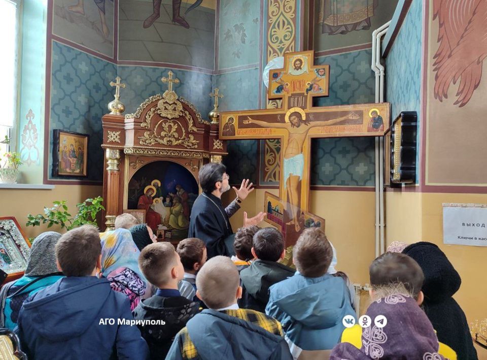 Мариупольские школьники побывали на экскурсии в Свято-Николаевском храме Мариупольские школьники побывали на экскурсии в Свято-Николаевском храме