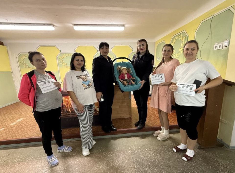 Госавтоинспекторы провели тренинг для будущих мам по безопасной перевозке детей