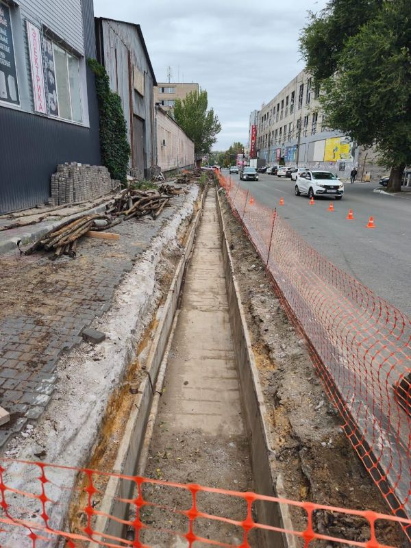 Петербургские специалисты продолжают прокладывать энергосети к Мариупольскому драмтеатру