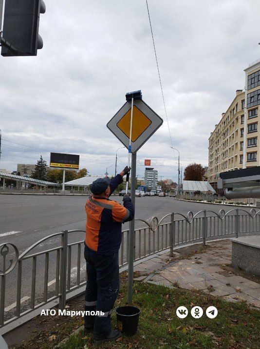 Сотрудники «Мариупольавтодора» улучшают видимость дорожных знаков Сотрудники «Мариупольавтодора» улучшают видимость дорожных знаков