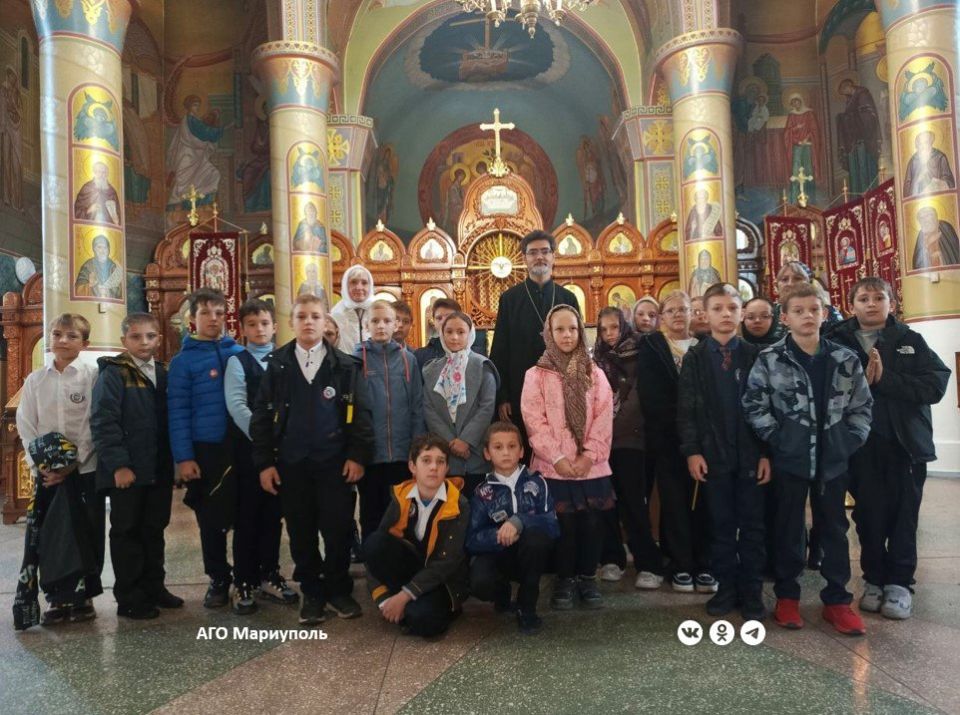 Мариупольские школьники побывали на экскурсии в Свято-Николаевском храме Мариупольские школьники побывали на экскурсии в Свято-Николаевском храме