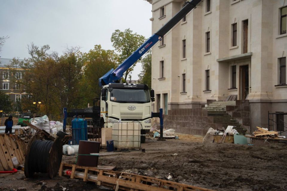 Зампред Правительства ДНР Кирилл Макаров и министр культуры Михаил Желтяков проинспектировали ход строительных работ в здании Мариупольского республиканского академического ордена «Знак почета» русского драматического театра