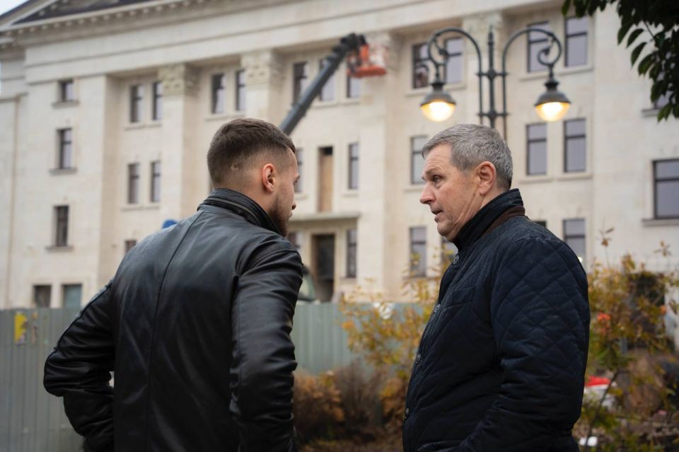 Вице-премьер Кирилл Макаров вместе с министром культуры Михаилом Желтяковым осмотрели ход восстановительных работ Мариупольского театра и обсудили все этапы