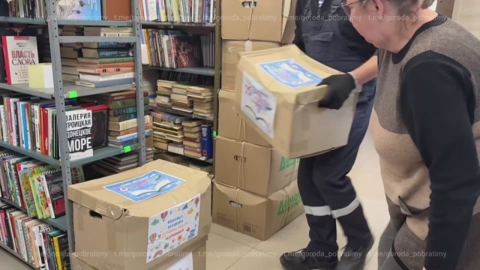 СанктПетербург пополняет полки мариупольских библиотек