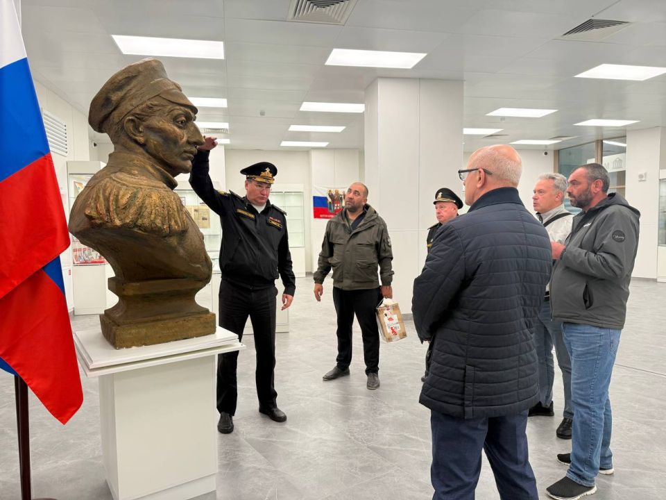 Строители изСанктПетербурга изготовят постамент под бюст адмирала ПавлаНахимова вмариупольском филиале Нахимовского военноморского училища Строители изСанктПетербурга изготовят постамент под бюст адмирала ПавлаНахимова вмариупольском филиале Нахимовского военноморского училища