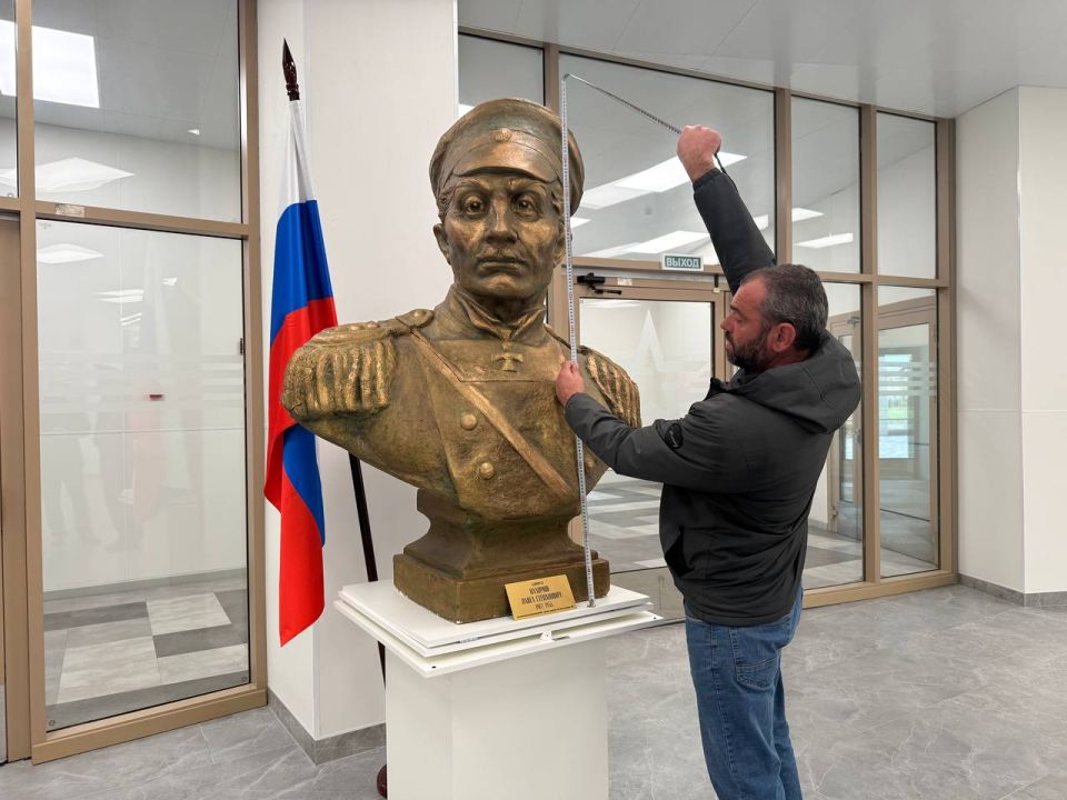 Строители изСанктПетербурга изготовят постамент под бюст адмирала ПавлаНахимова вмариупольском филиале Нахимовского военноморского училища Строители изСанктПетербурга изготовят постамент под бюст адмирала ПавлаНахимова вмариупольском филиале Нахимовского военноморского училища