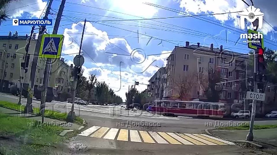 Грузовик въехал в трамвай с пассажирами в Мариуполе