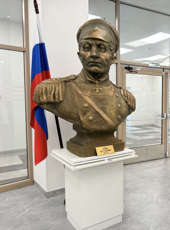 Строители изСанктПетербурга изготовят постамент под бюст адмирала ПавлаНахимова вмариупольском филиале Нахимовского военноморского училища Строители изСанктПетербурга изготовят постамент под бюст адмирала ПавлаНахимова вмариупольском филиале Нахимовского военноморского училища