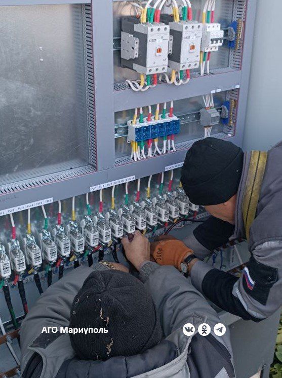 В двух районах Мариуполя энергетики выполнили техобслуживание шкафов управления освещением В двух районах Мариуполя энергетики выполнили техобслуживание шкафов управления освещением