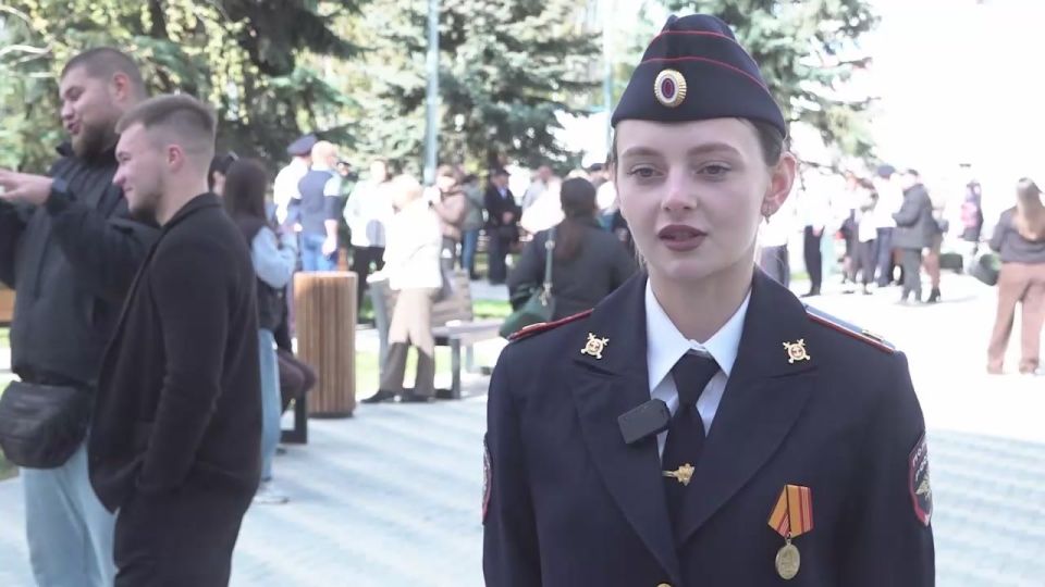 Глава ДНР вручил первые офицерские погоны курсантам Донецкого филиала Волгоградской академии МВД России