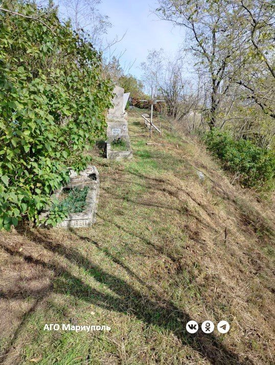 В Мариуполе коммунальщики продолжают благоустройство ритуальных мест В Мариуполе коммунальщики продолжают благоустройство ритуальных мест