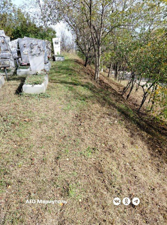 В Мариуполе коммунальщики продолжают благоустройство ритуальных мест В Мариуполе коммунальщики продолжают благоустройство ритуальных мест