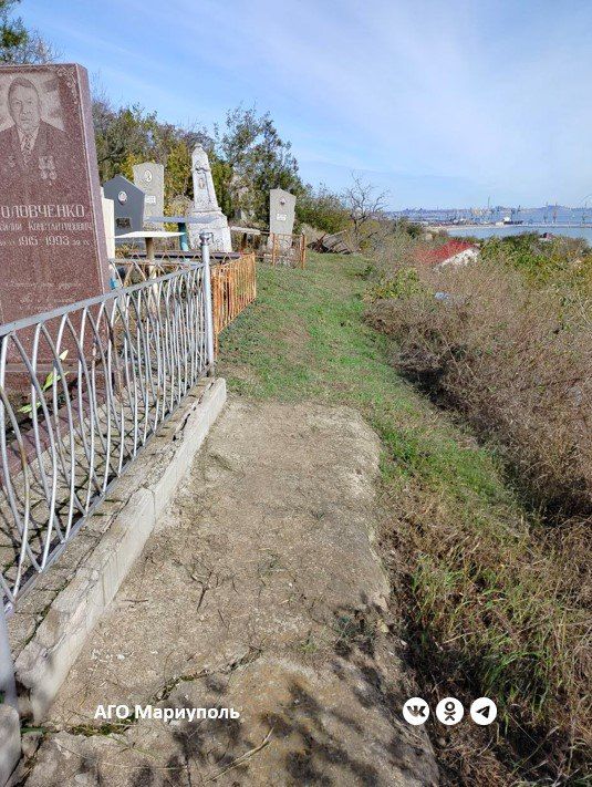 В Мариуполе коммунальщики продолжают благоустройство ритуальных мест В Мариуполе коммунальщики продолжают благоустройство ритуальных мест