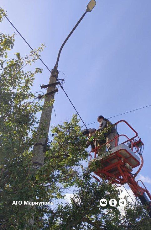 В двух районах Мариуполя энергетики выполнили техобслуживание шкафов управления освещением В двух районах Мариуполя энергетики выполнили техобслуживание шкафов управления освещением