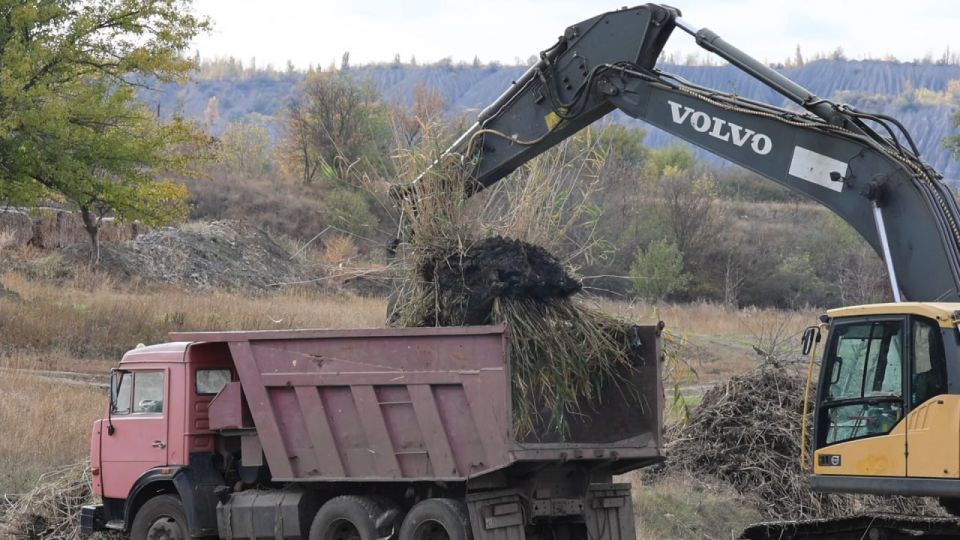 Денис Пушилин: Продолжаем расчистку реки Кальмиус от зарослей и мусора Денис Пушилин: Продолжаем расчистку реки Кальмиус от зарослей и мусора
