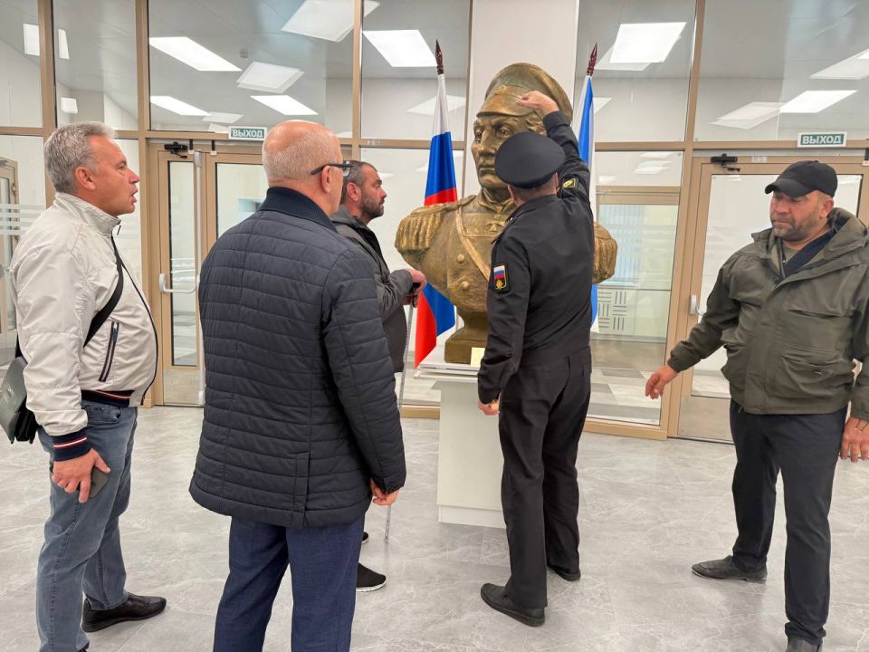 Строители изСанктПетербурга изготовят постамент под бюст адмирала ПавлаНахимова вмариупольском филиале Нахимовского военноморского училища Строители изСанктПетербурга изготовят постамент под бюст адмирала ПавлаНахимова вмариупольском филиале Нахимовского военноморского училища