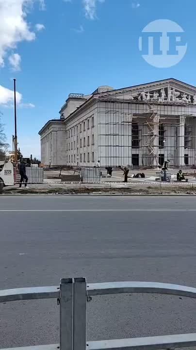 На Театральной площади продолжают укладку тротуарных плит