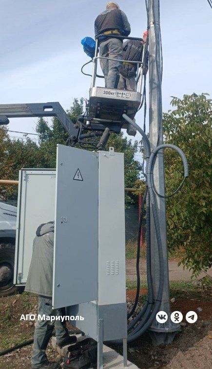 В двух районах Мариуполя энергетики выполнили техобслуживание шкафов управления освещением В двух районах Мариуполя энергетики выполнили техобслуживание шкафов управления освещением