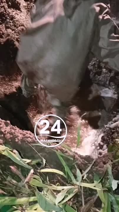 ПИШУТ ЧИТАТЕЛИ. Наши подписчики пожаловались на прорыв большой трубы по ул. Менжинского