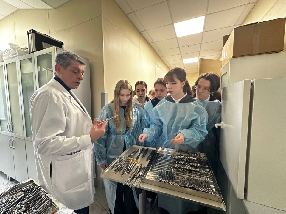 Влюбиться в профессию: как экскурсия в больницу помогает юным мариупольцам определиться с будущим Влюбиться в профессию: как экскурсия в больницу помогает юным мариупольцам определиться с будущим