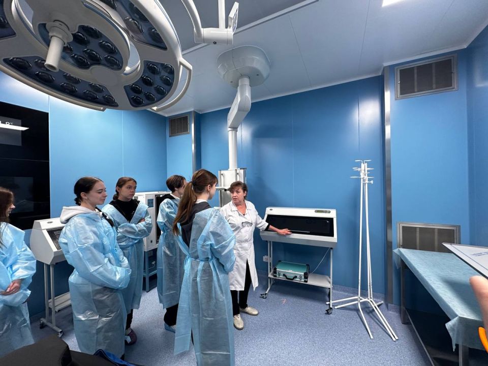 Влюбиться в профессию: как экскурсия в больницу помогает юным мариупольцам определиться с будущим Влюбиться в профессию: как экскурсия в больницу помогает юным мариупольцам определиться с будущим