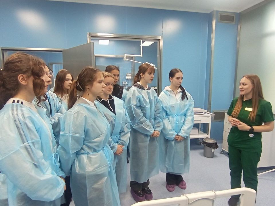 Влюбиться в профессию: как экскурсия в больницу помогает юным мариупольцам определиться с будущим Влюбиться в профессию: как экскурсия в больницу помогает юным мариупольцам определиться с будущим