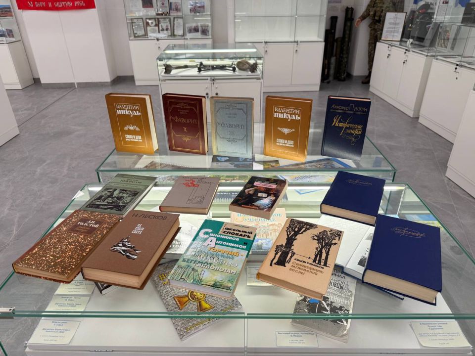 Библиотеку Мариупольского филиала Нахимовского училища пополнили книги из Петербурга