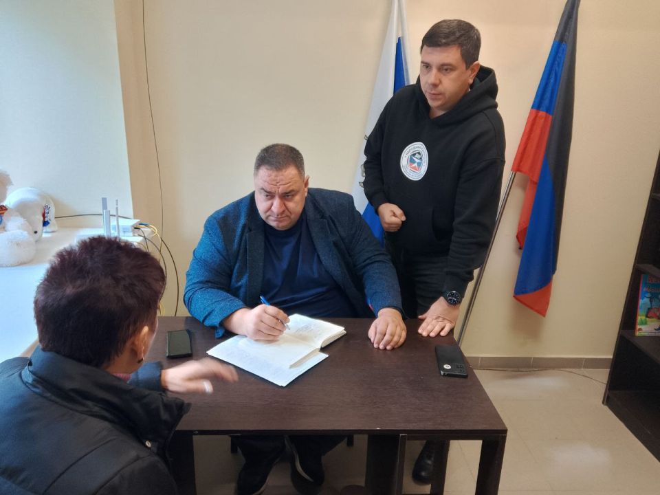 В рамках поручений Главы ДНР Дениса Пушилина председатель #Комитет_по_образованию_науке_культуре_и_делам_общественных_организаций Сергей Ярош вместе с председателем комитета Народного контроля в Мариуполе Евгением Левашевым...