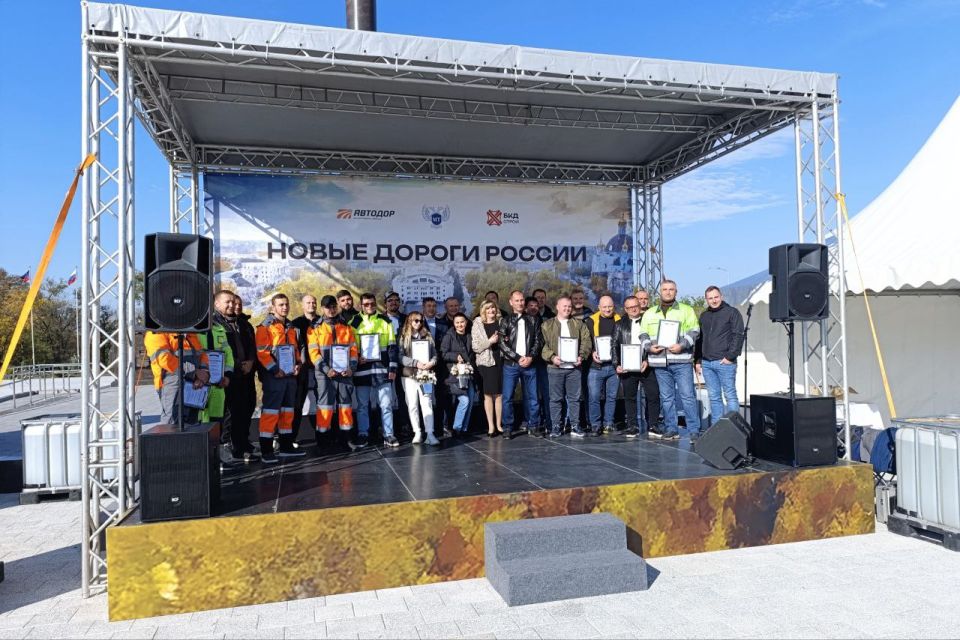 По случаю профессионального праздника Республиканский Минтранс вручил знаки отличия и почетные благодарности сотрудникам дорожной компании "БКД-Строй"