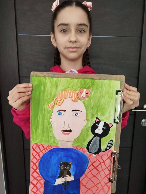 Сердца детей на холсте: выставка ко Дню отца Сердца детей на холсте: выставка ко Дню отца