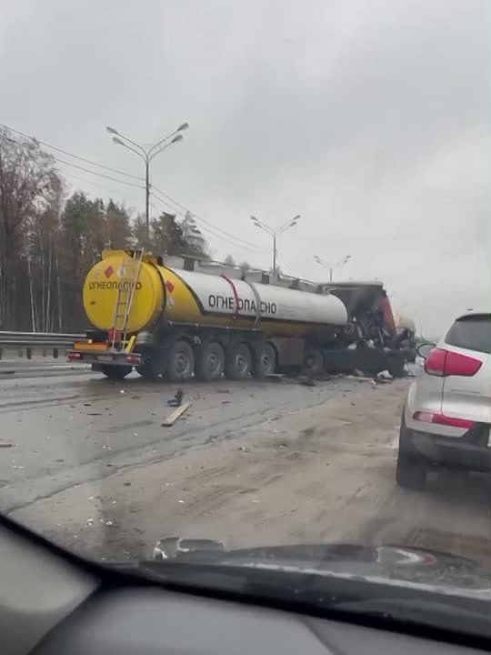 Три человека погибли при столкновении 4 грузовиков и 2 легковушек на 99-м километре трассы М-2 "Крым" в городском округе Серпухов, сообщает МВД