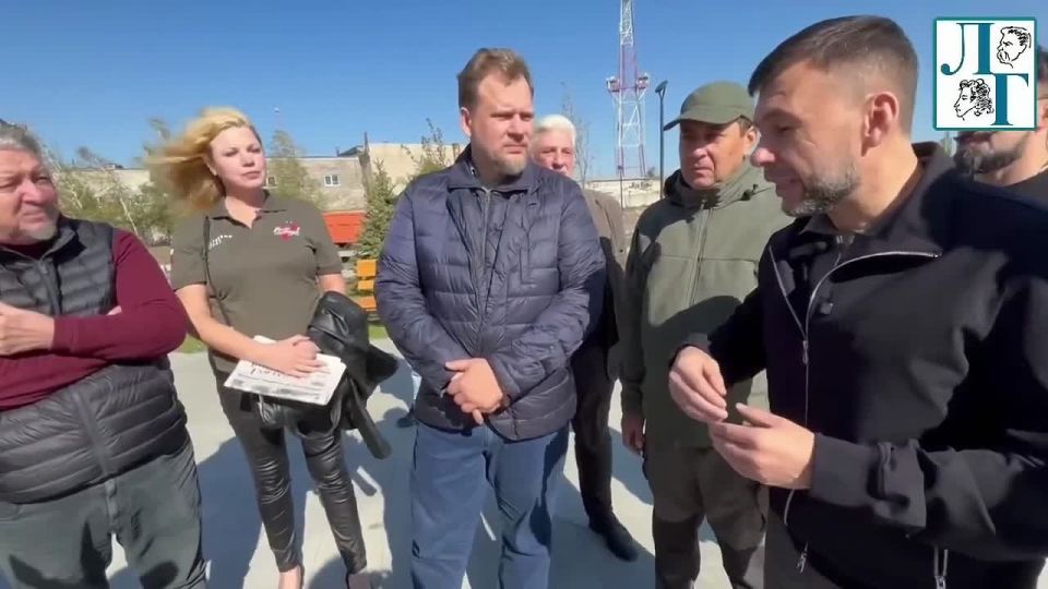 Видеорепортаж корреспондента «Литературной газеты» в Донбассе Натальи Курянской, члена Общественной палаты ДНР, о посещении главой ДНР Денисом Пушилиным и московскими блогерами памятника Героям-дорожникам