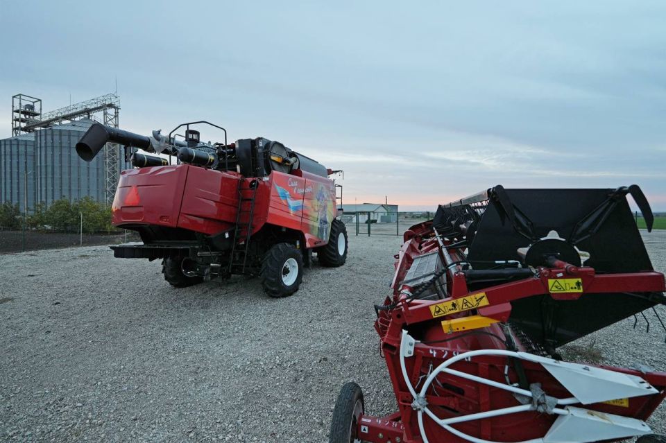 На одном из зерноперерабатывающих предприятий, расположенном в поселке Володарское под Мариуполем, корреспондент «КП Донецк» заметил патриотичный зерноуборочный комбайн GS12 производства «Брянсксельмаш» На одном из зерноперерабатывающих предприятий, расположенном в поселке Володарское под Мариуполем, корреспондент «КП Донецк» заметил патриотичный зерноуборочный комбайн GS12 производства «Брянсксельмаш»