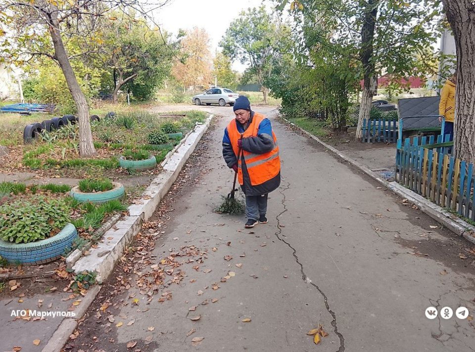 Коммунальщики благоустроили придомовые территории в Ильичевском районе Мариуполя Коммунальщики благоустроили придомовые территории в Ильичевском районе Мариуполя