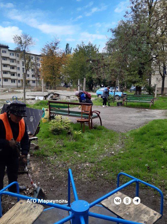 Коммунальщики благоустроили придомовые территории в Ильичевском районе Мариуполя