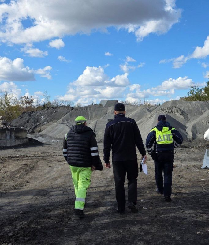 В Макеевке сотрудники ГАИ проводят совместные акции с работниками дорожных служб В Макеевке сотрудники ГАИ проводят совместные акции с работниками дорожных служб