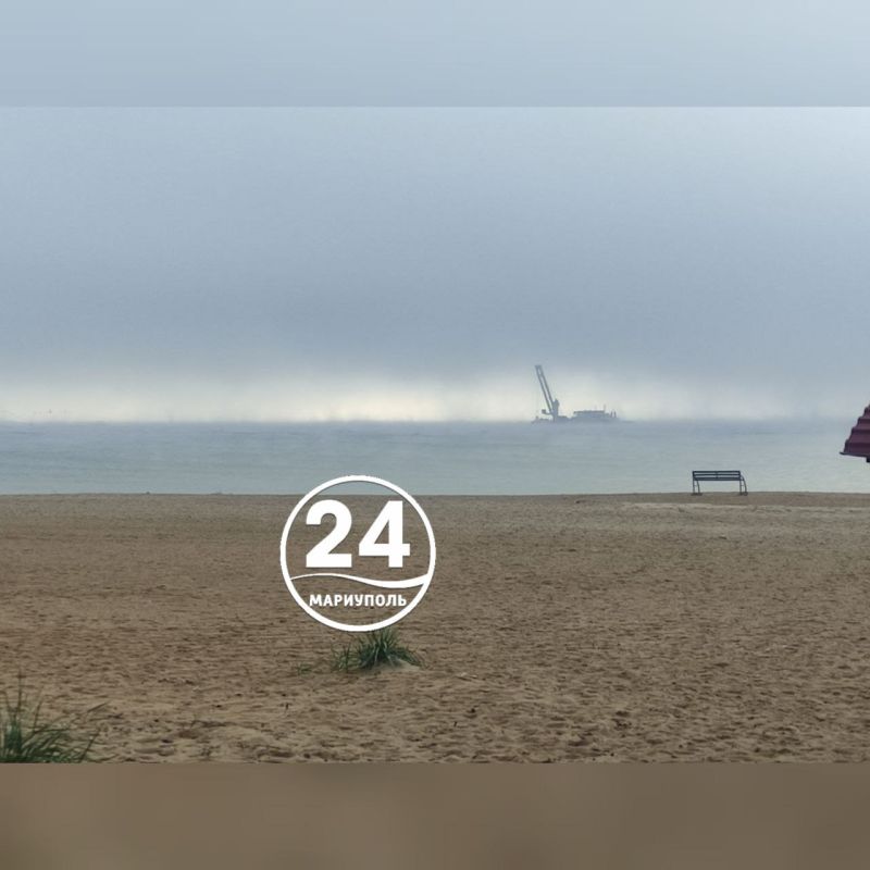 Живописный осенний пейзаж: сегодня утром берег моря в Мариуполе окутан туманной дымкой